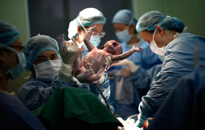 Em bé đã chào đời, bố mẹ cháu bé là người tuân thủ chính sách 1 con của chính phủ Trung Quốc.